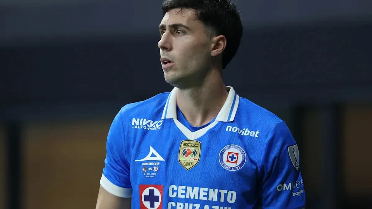 Jugador de Cruz Azul en partido de fútbol