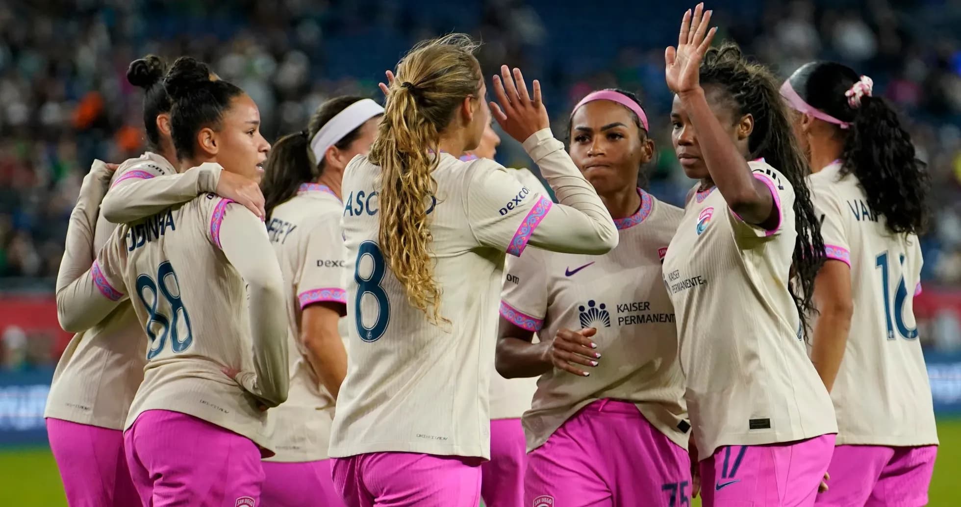 Jugadoras celebrando durante un partido de fútbol