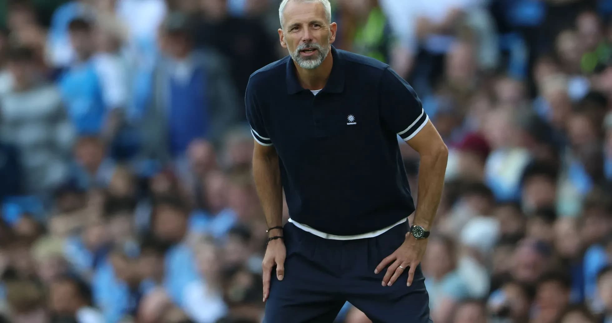 Entrenador dirigiendo a su equipo desde la línea lateral