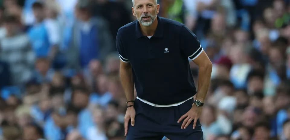Entrenador dirigiendo a su equipo desde la línea lateral