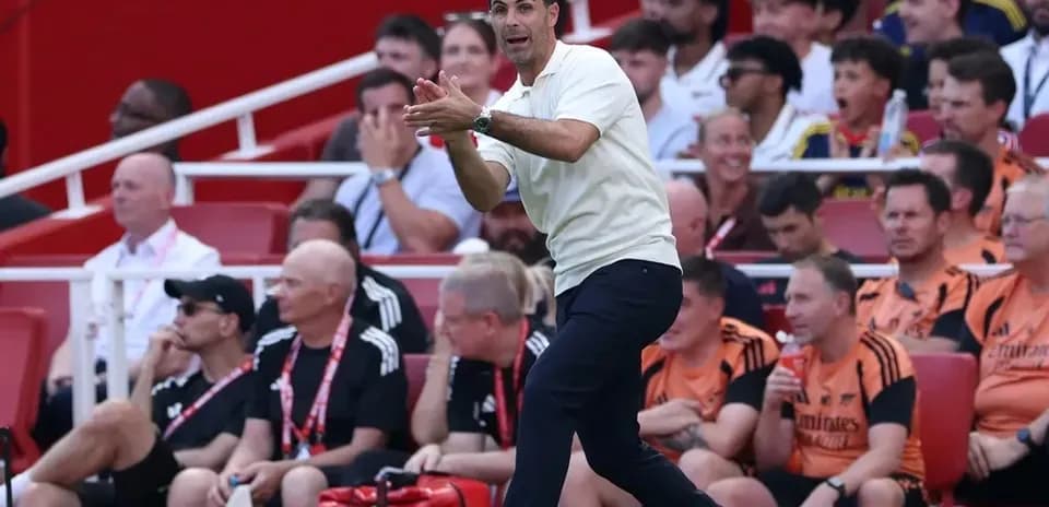 Entrenador dirigiendo desde la línea de banda