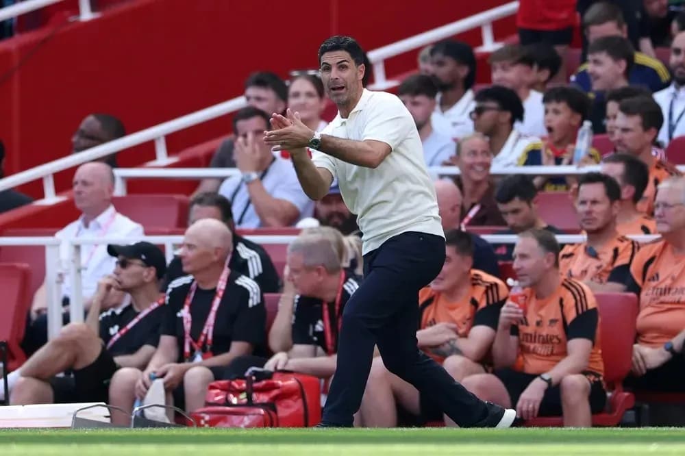 Entrenador dirigiendo desde la línea de banda
