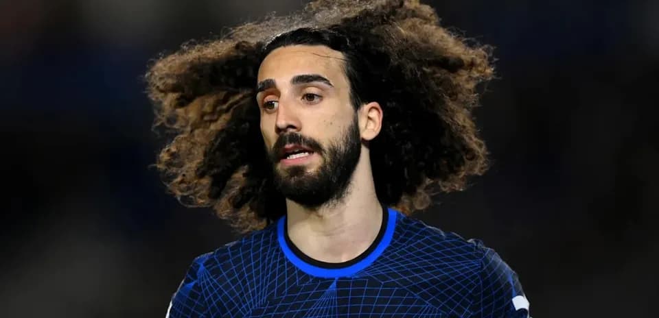 Jugador de Chelsea con cabello rizado en campo