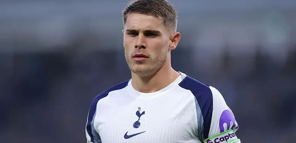 Jugador de Tottenham con camiseta y brazalete de capitán