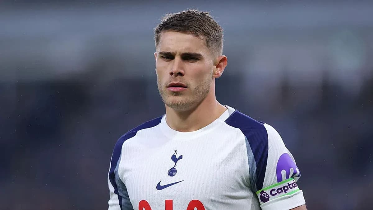 Jugador de Tottenham con camiseta y brazalete de capitán