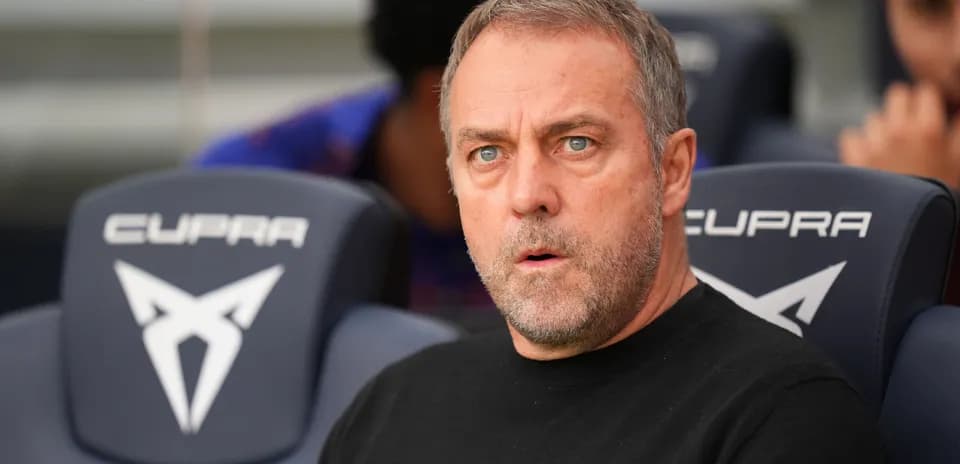 Entrenador sentado en banco de suplentes durante partido