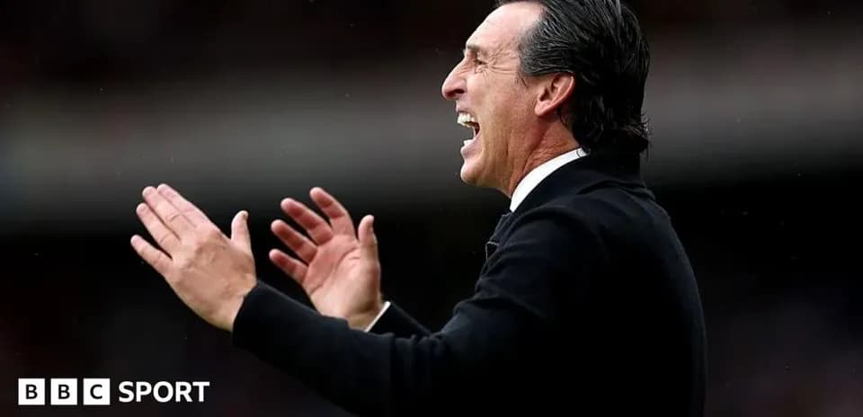 Entrenador aplaudiendo durante un partido