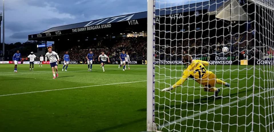 Jugador lanzando un penalti mientras el portero se lanza