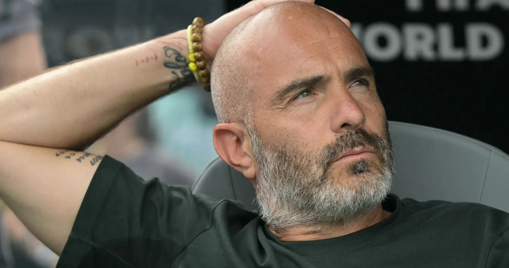 Entrenador sentado en el banquillo durante el partido