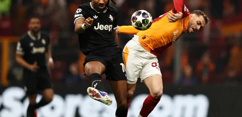 Jugador de Galatasaray despejando el balón en partido