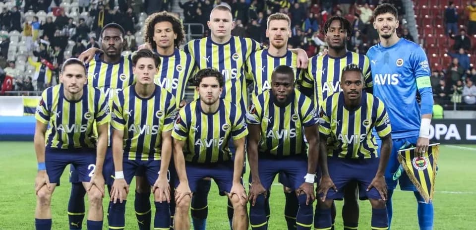 Equipo de Fenerbahçe posando para la foto