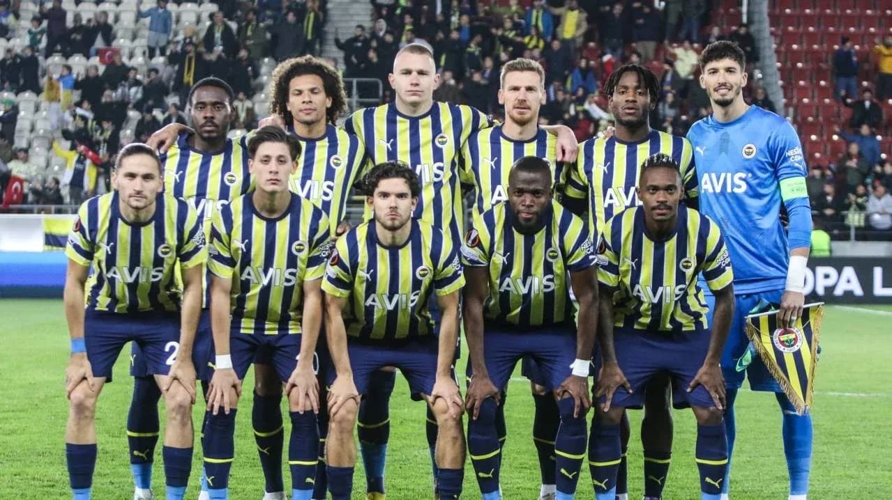 Equipo de Fenerbahçe posando para la foto