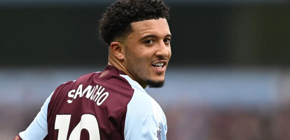 Jugador con camiseta de Aston Villa durante partido