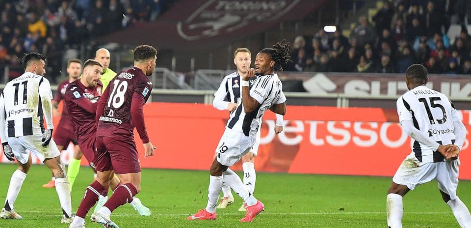 Acción del partido entre Torino y Juventus