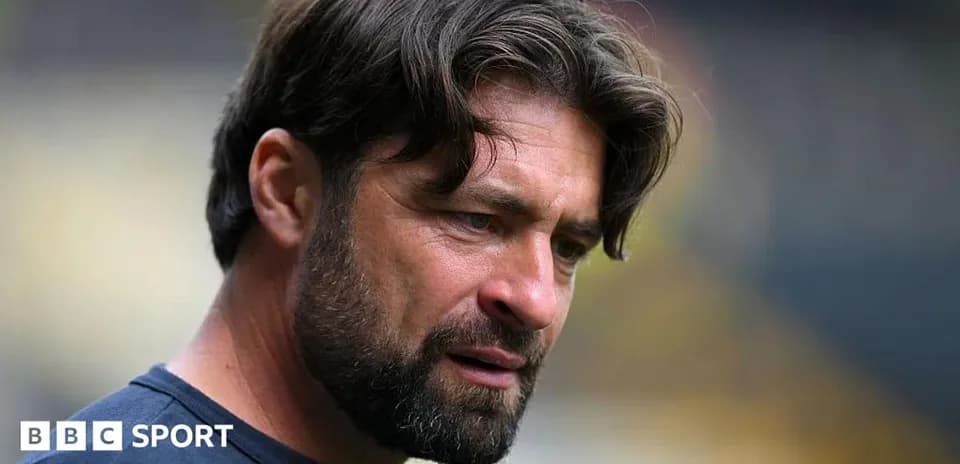 Entrenador observando durante un partido de fútbol