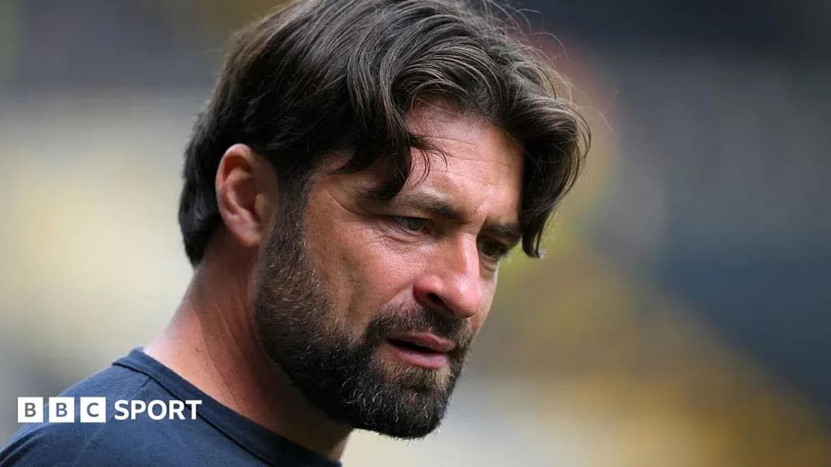Entrenador observando durante un partido de fútbol