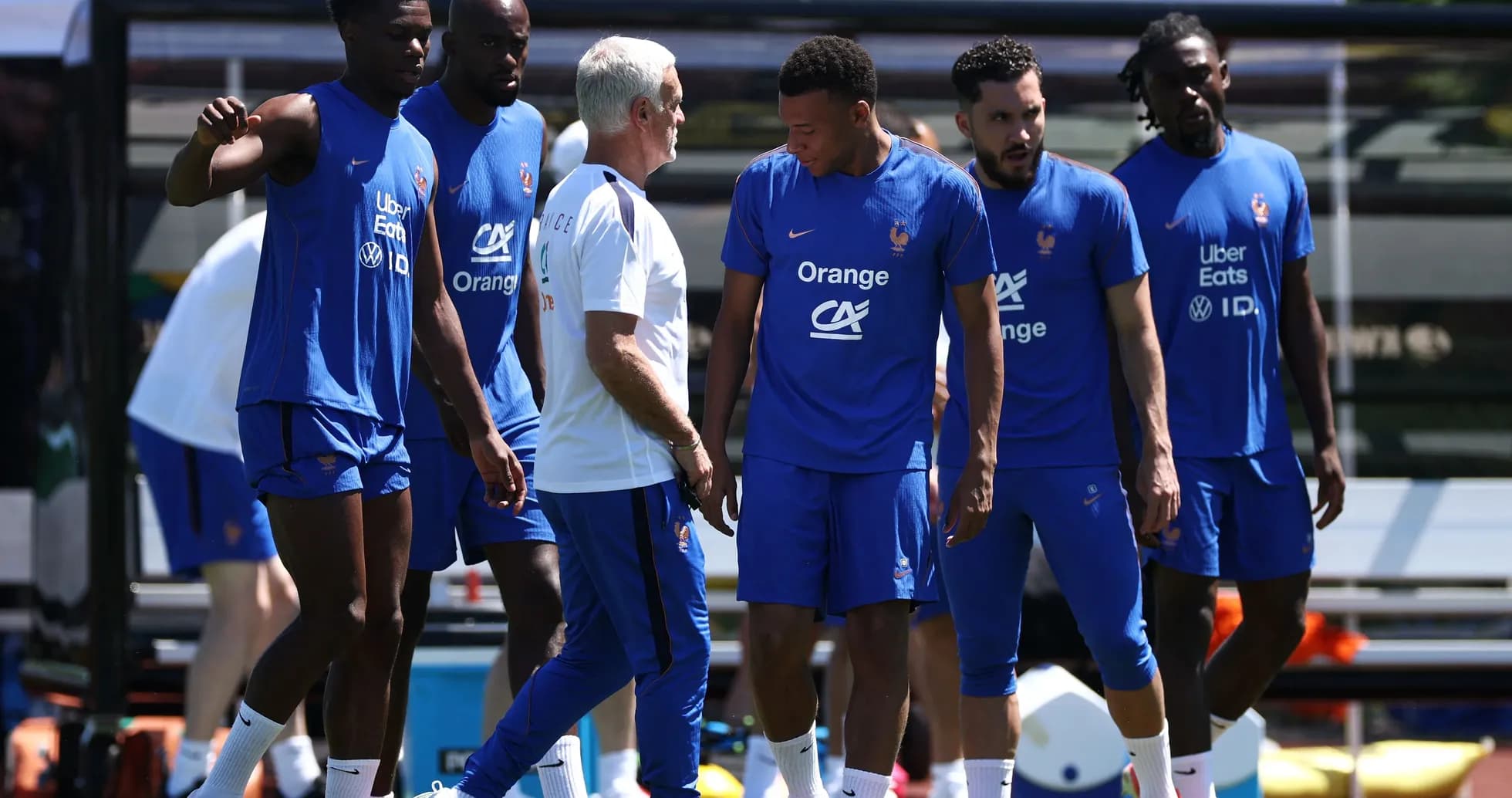 Jugadores de Francia entrenando con el entrenador