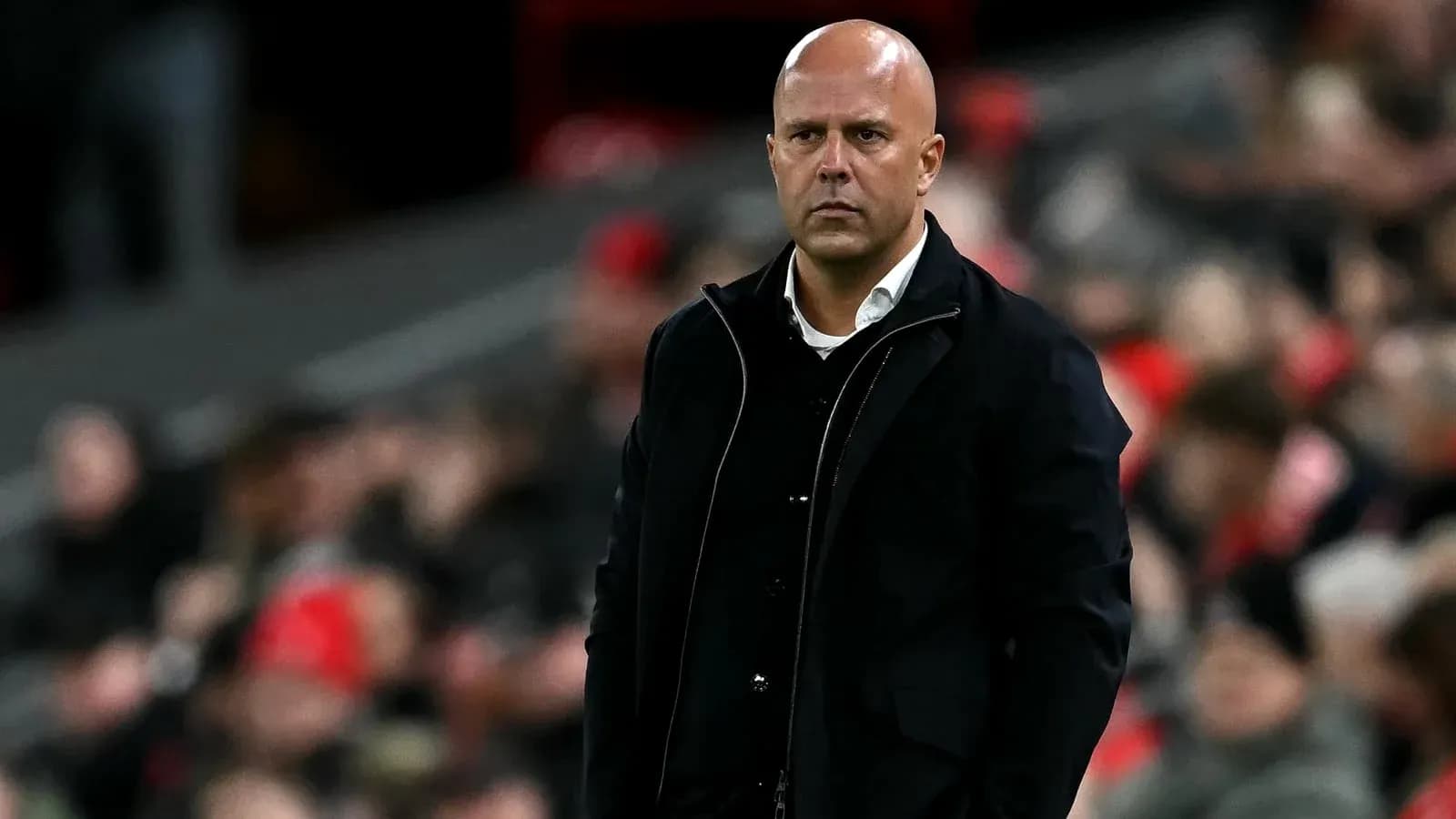 Entrenador observando el partido desde la línea lateral