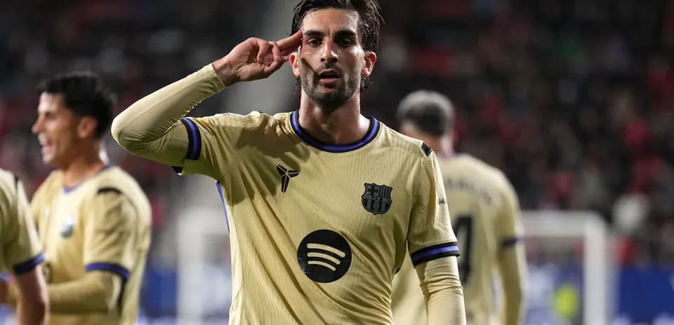 Jugador de Barcelona celebrando un gol con saludo militar