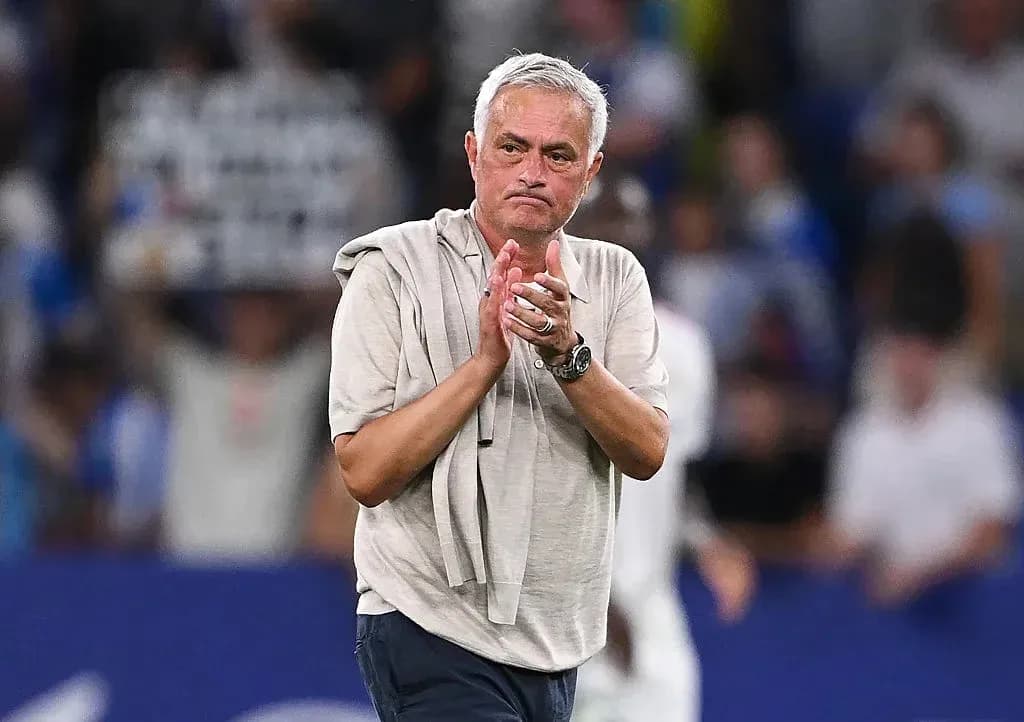 Entrenador aplaudiendo tras el partido en el estadio