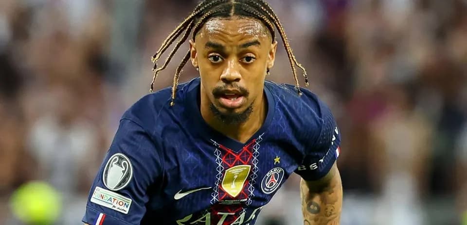 Jugador de PSG corriendo con balón durante el partido