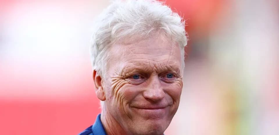 Entrenador sonriendo antes del partido