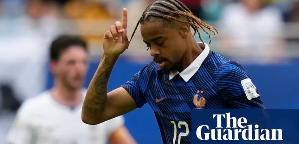 Jugador de Francia señalando durante un partido