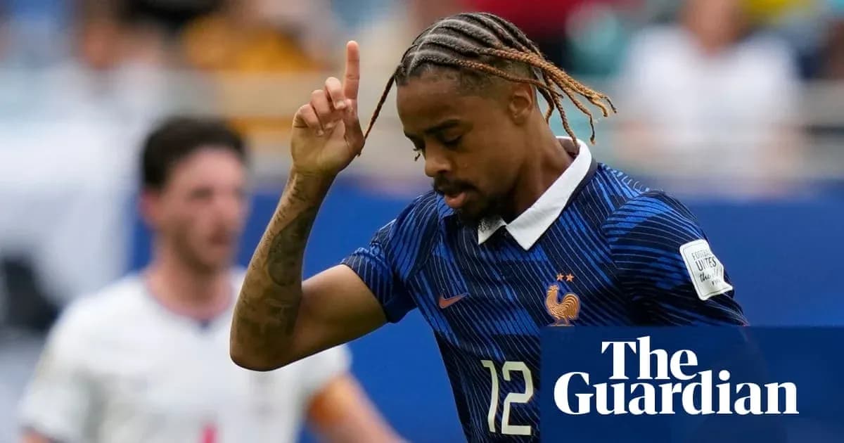 Jugador de Francia señalando durante un partido