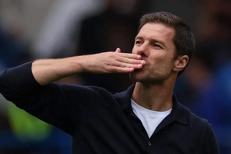 Entrenador saludando al público con un beso