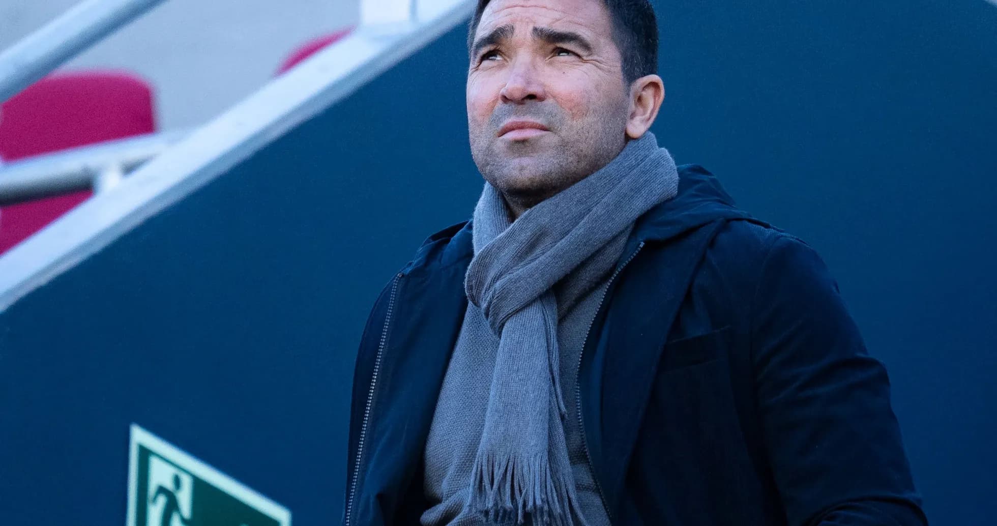 Entrenador mirando hacia arriba en el estadio