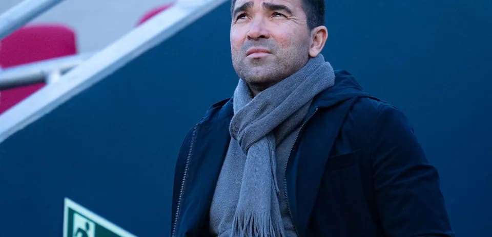 Entrenador mirando hacia arriba en el estadio
