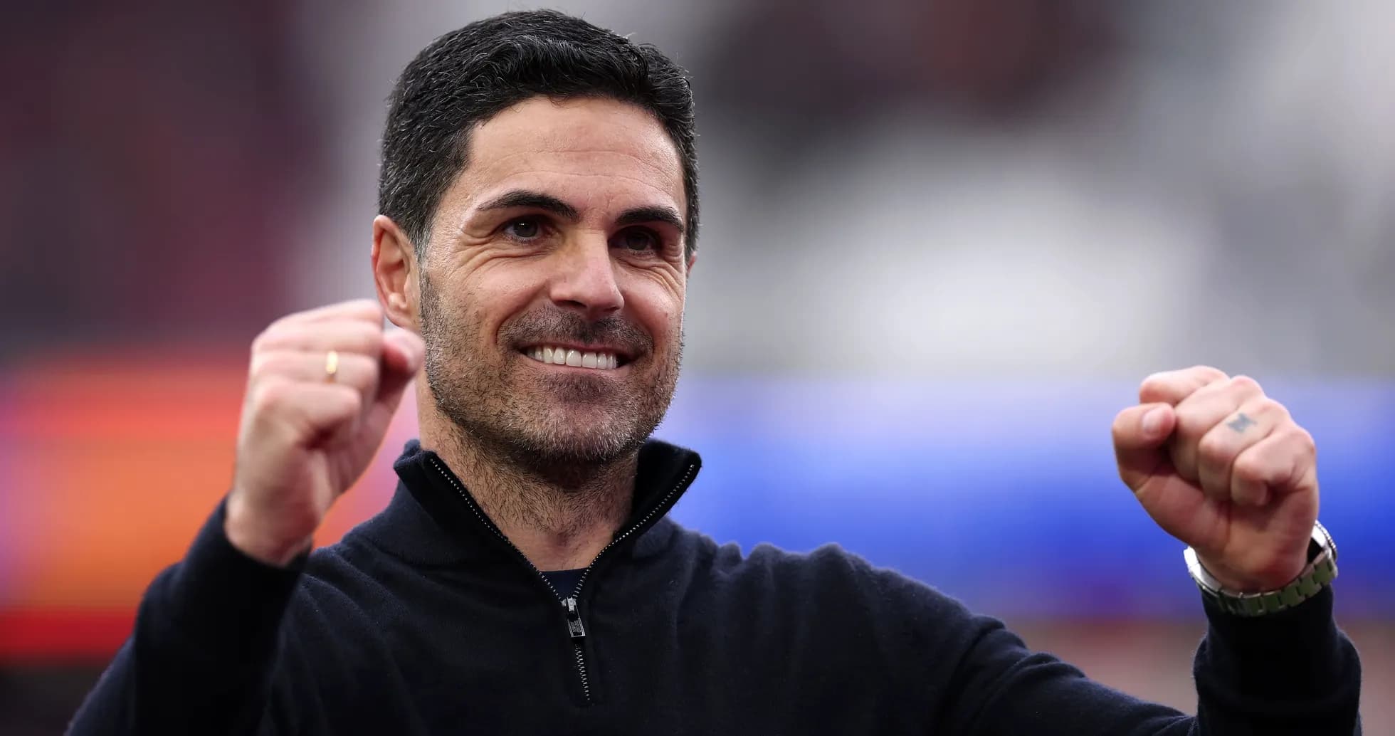 Entrenador celebrando con los puños en alto