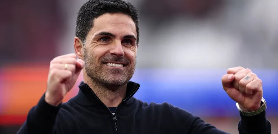 Entrenador celebrando con los puños en alto