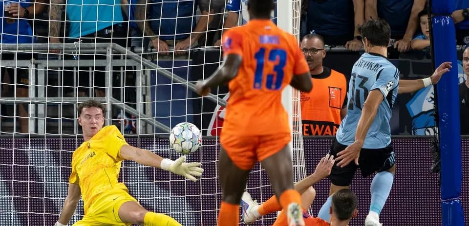 Jugador de Slovan Bratislava disparando a puerta
