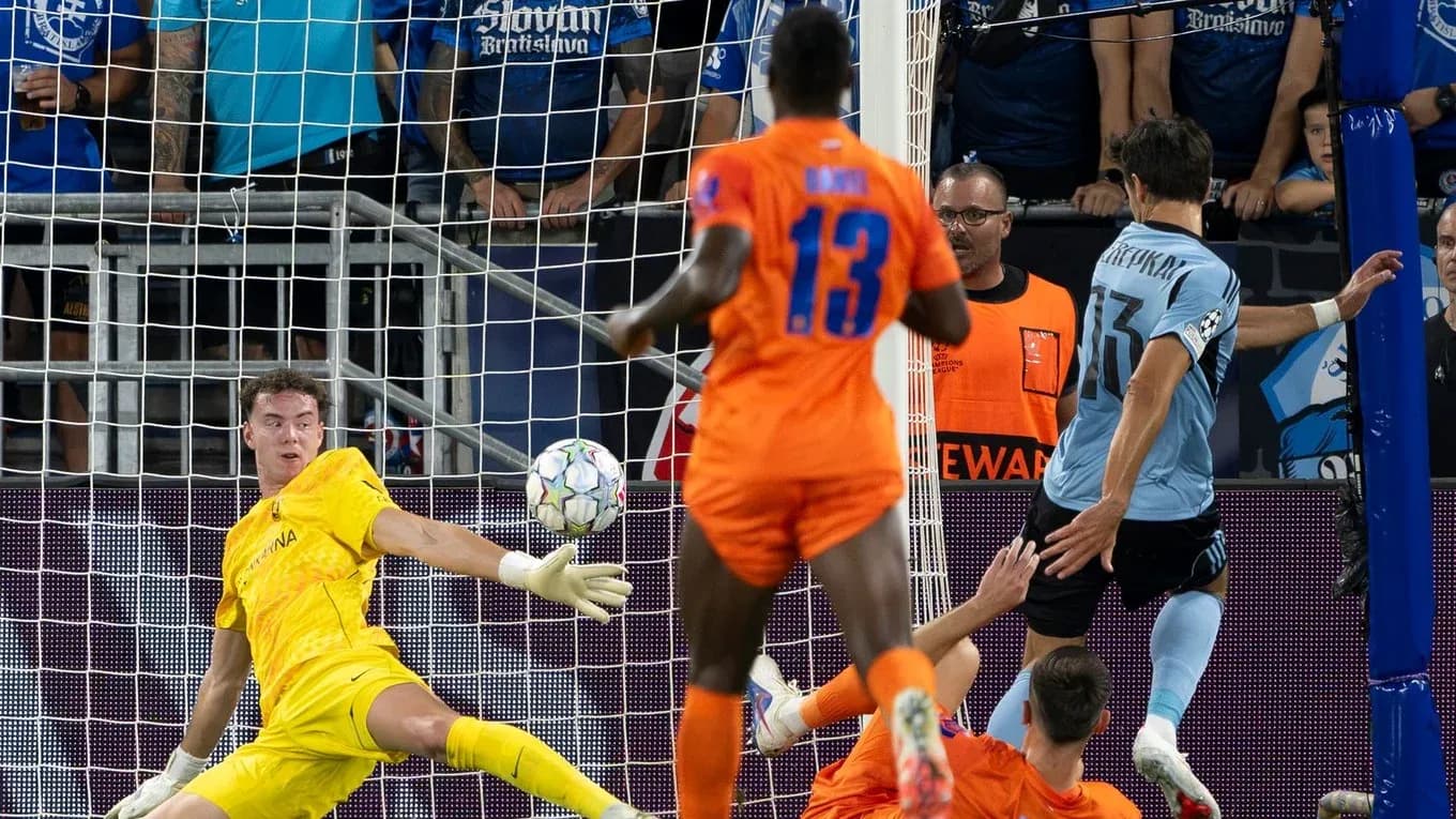 Jugador de Slovan Bratislava disparando a puerta