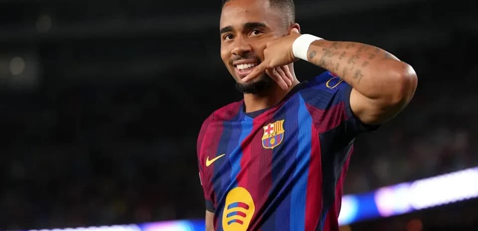 Jugador de Barcelona celebrando con gesto de teléfono