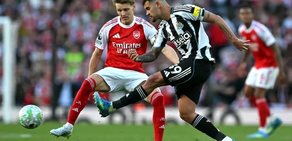 Jugadores de Arsenal y Newcastle disputando el balón