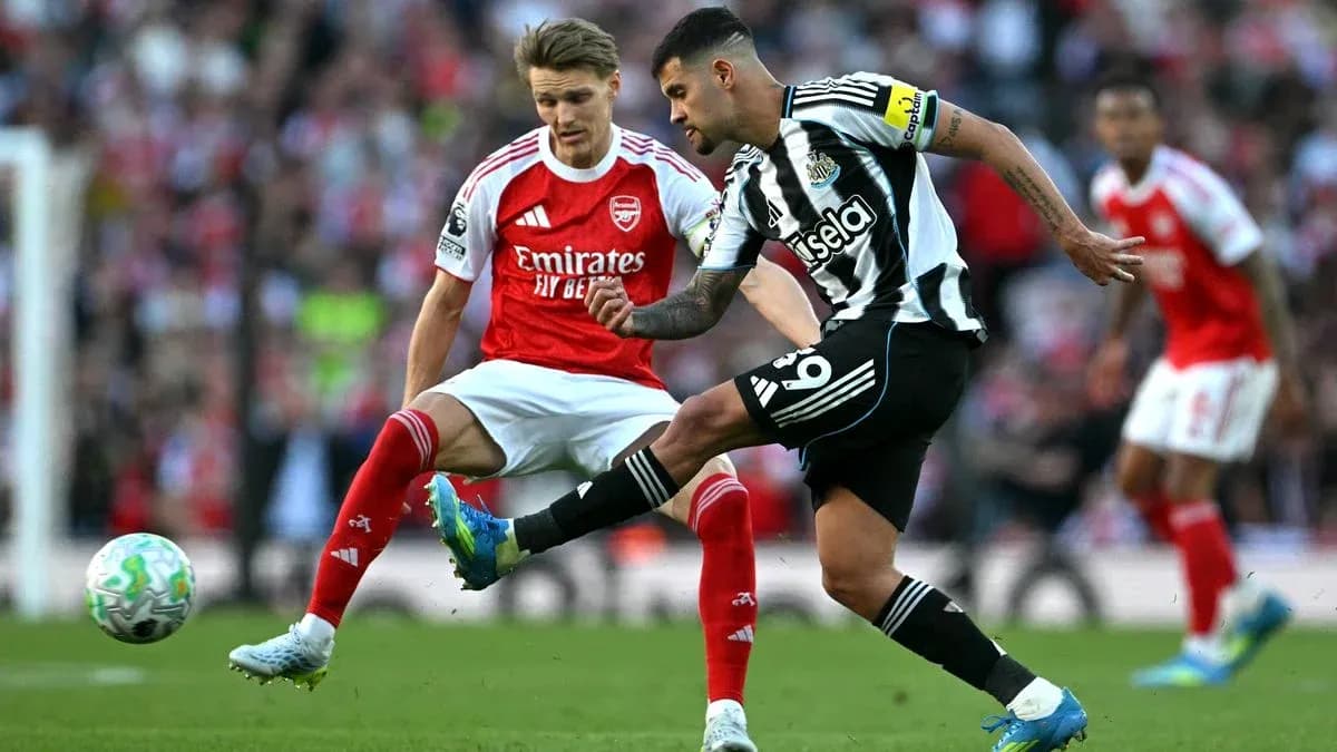 Jugadores de Arsenal y Newcastle disputando el balón