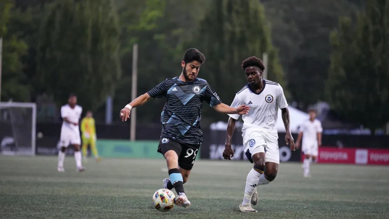 Jugador con balón durante el partido de fútbol