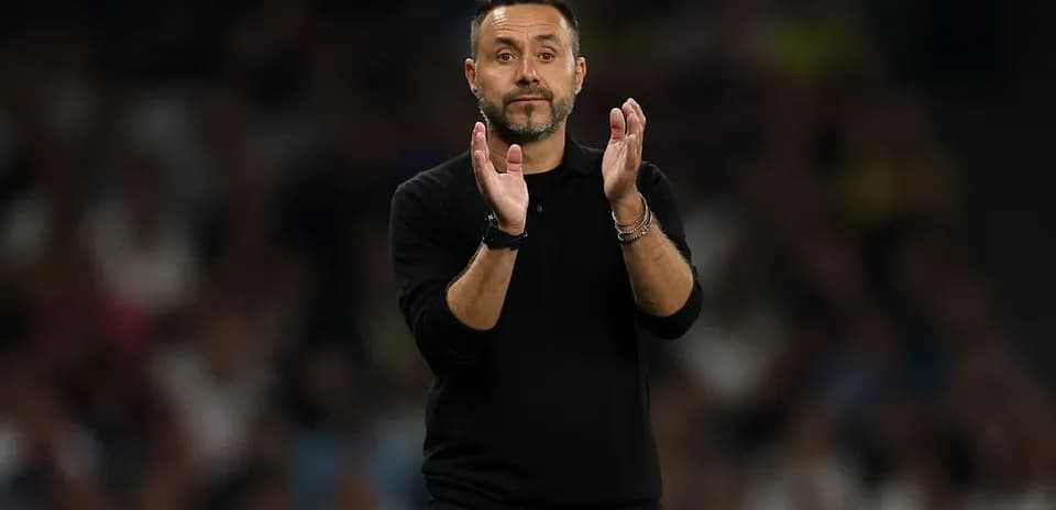 Entrenador aplaudiendo durante un partido de fútbol