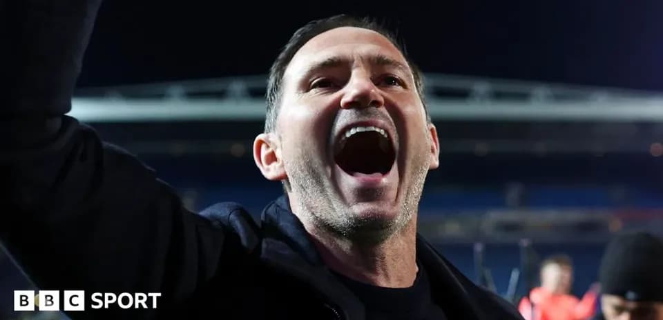 Entrenador celebrando tras el partido en el estadio