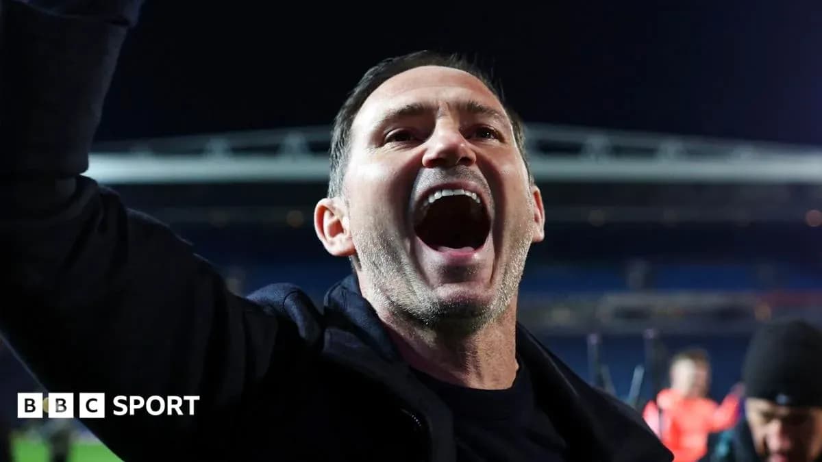 Entrenador celebrando tras el partido en el estadio