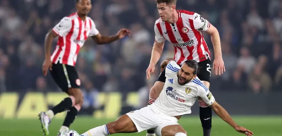 Jugador de Leeds cae durante el partido