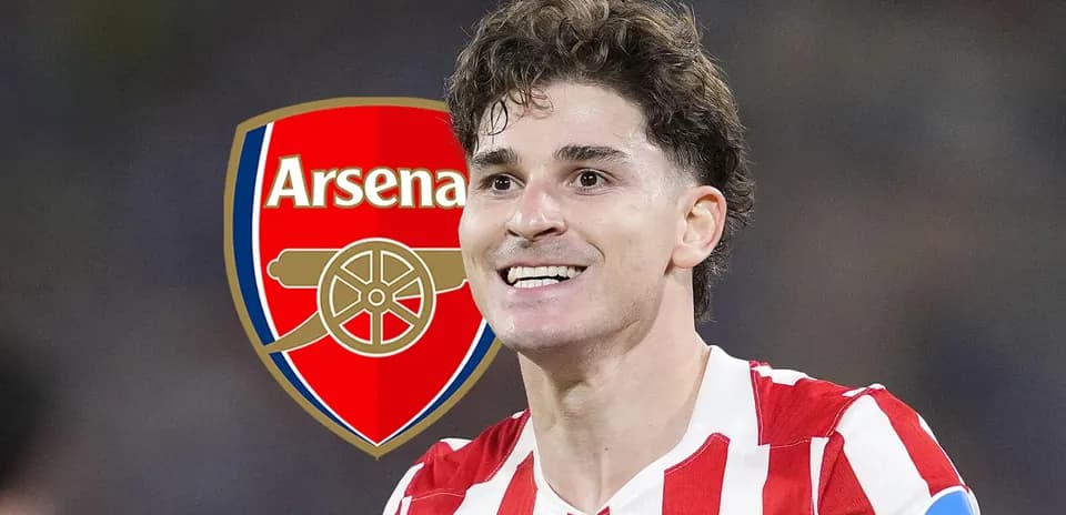 Jugador sonriendo con camiseta de Atlético de Madrid