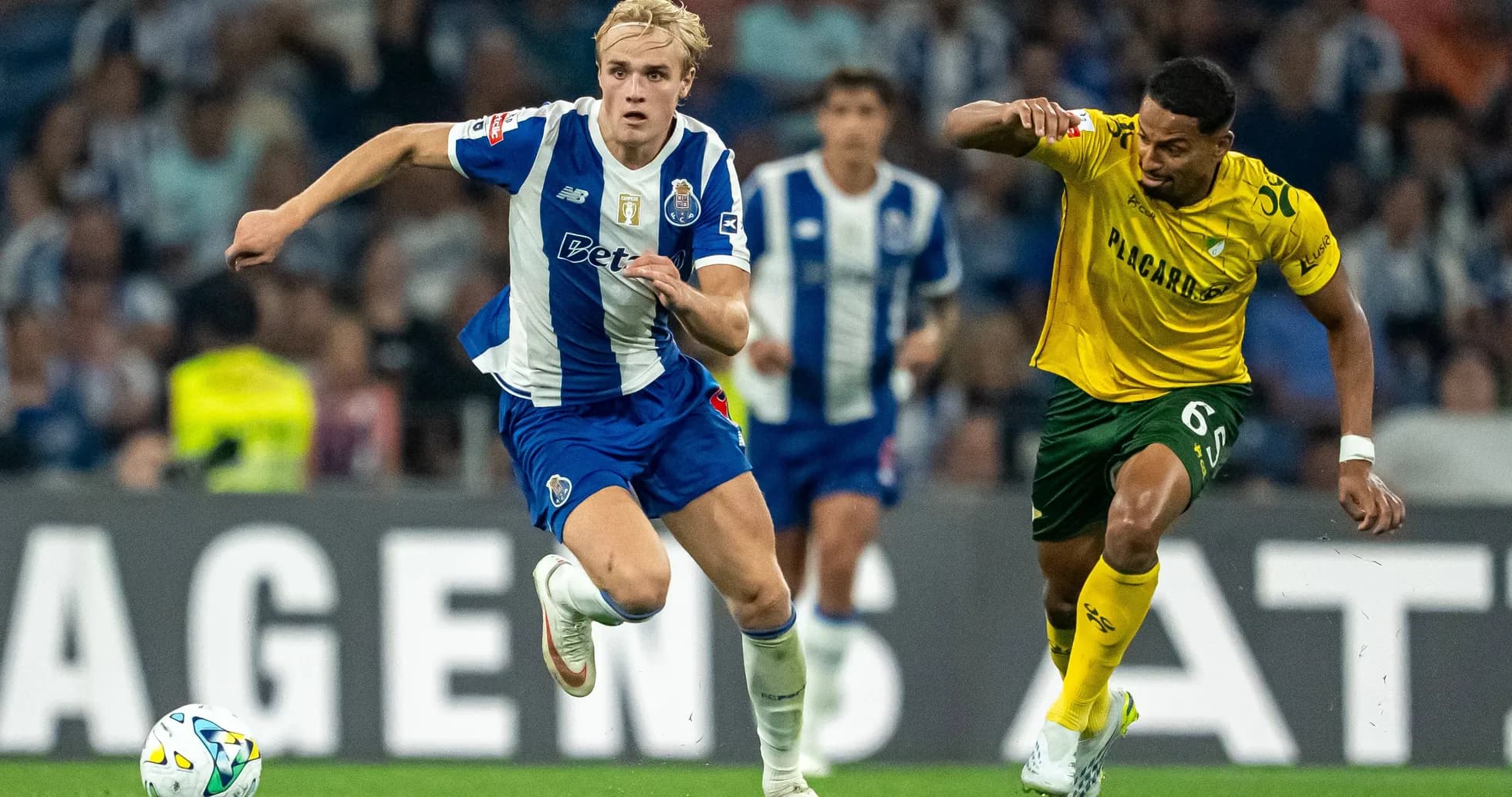 Jugador del Porto corriendo con el balón en partido