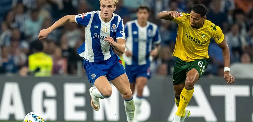 Jugador del Porto corriendo con el balón en partido