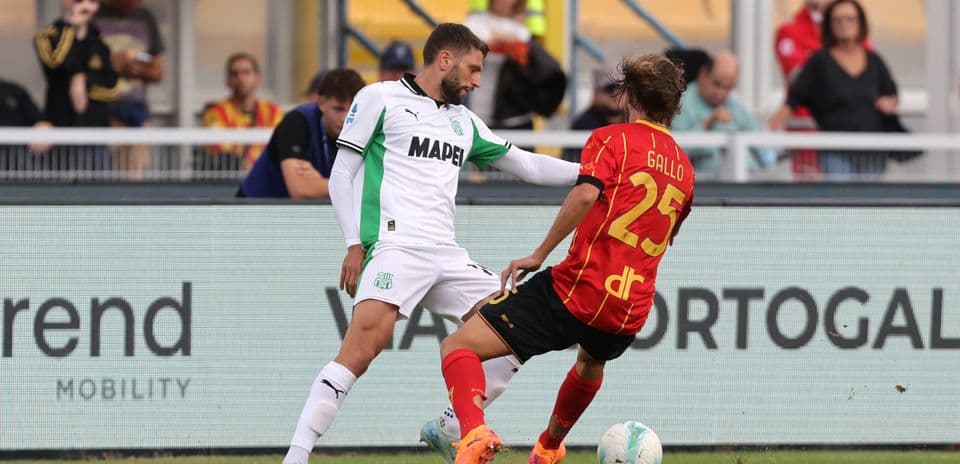 Jugador de Sassuolo disputando el balón contra Lecce
