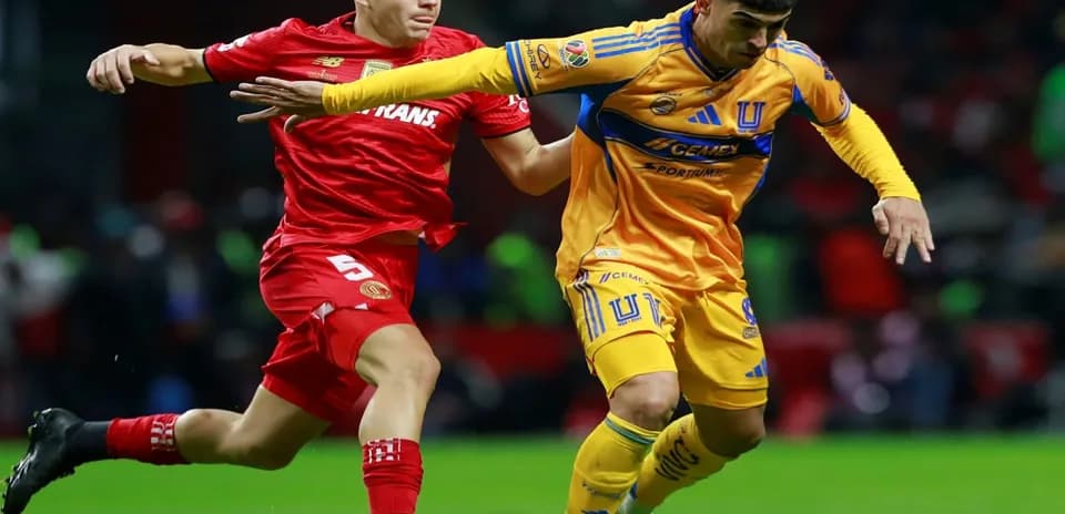 Toluca y Tigres UANL compitiendo por el balón