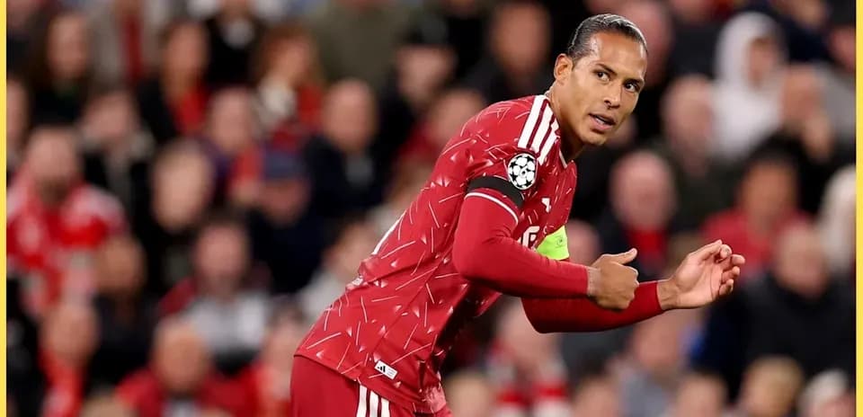 Jugador con camiseta roja dirigiendo a su equipo