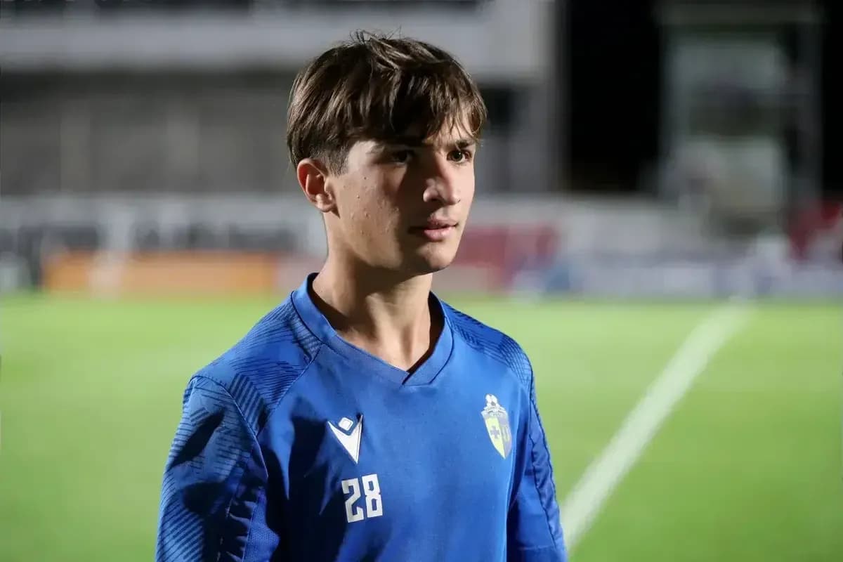 Jugador en uniforme azul en campo de fútbol
